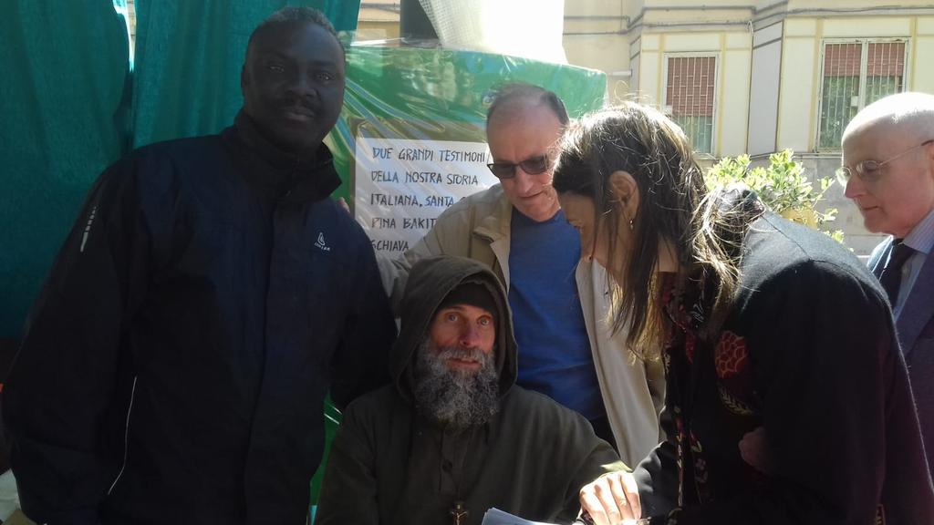 giovabov's tweet photo. #FratelBiagioConte torna nella sua Missione in Via Archirafi a #Palermo ma non smette il digiuno per il suo amico Paul. Il #Tar Sicilia ha sospeso il provvedimento di espulsione ma deciderà l'11 giugno. E sono 17 giorni di sciopero della fame per il missionario laico. @Open_gol https://t.co/AQnaCqZIol