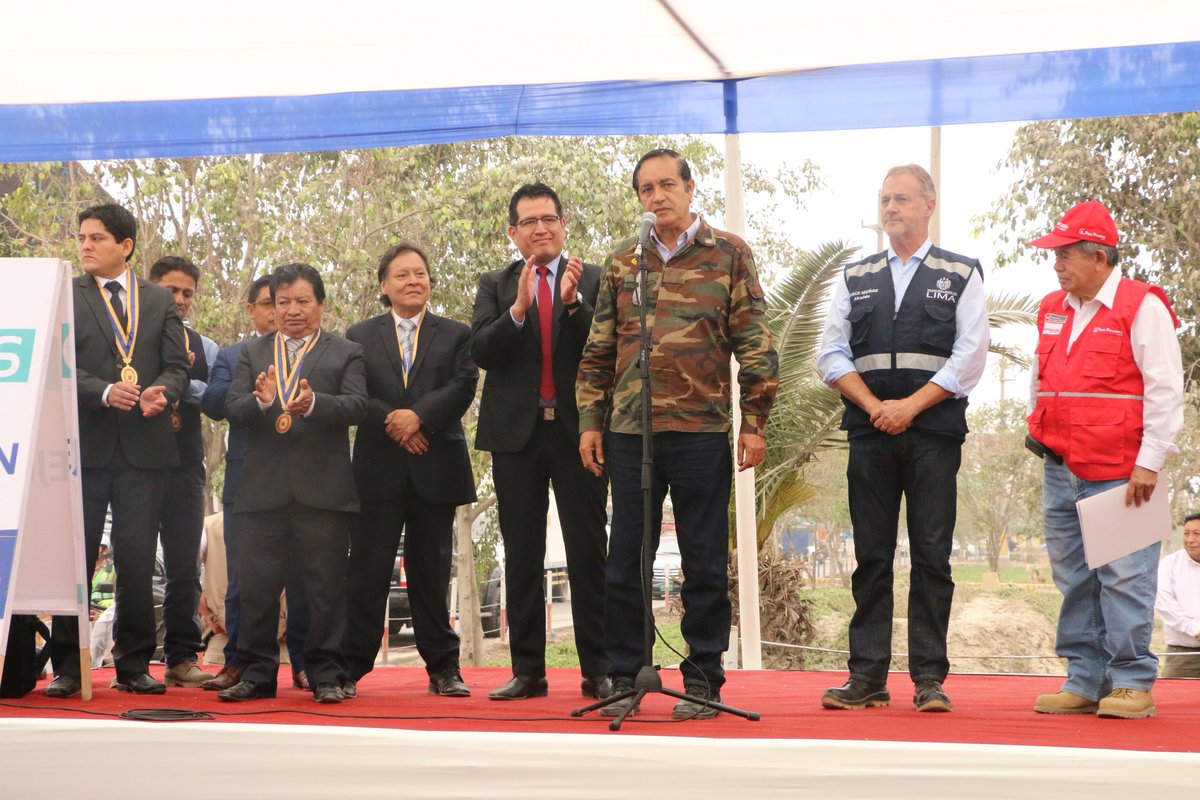 #PrimeraPiedraEnCampoy
Alcaldes de San Juan de Lurigancho y Lima Metropolitana hacen realidad la anhelada pista de Campoy.