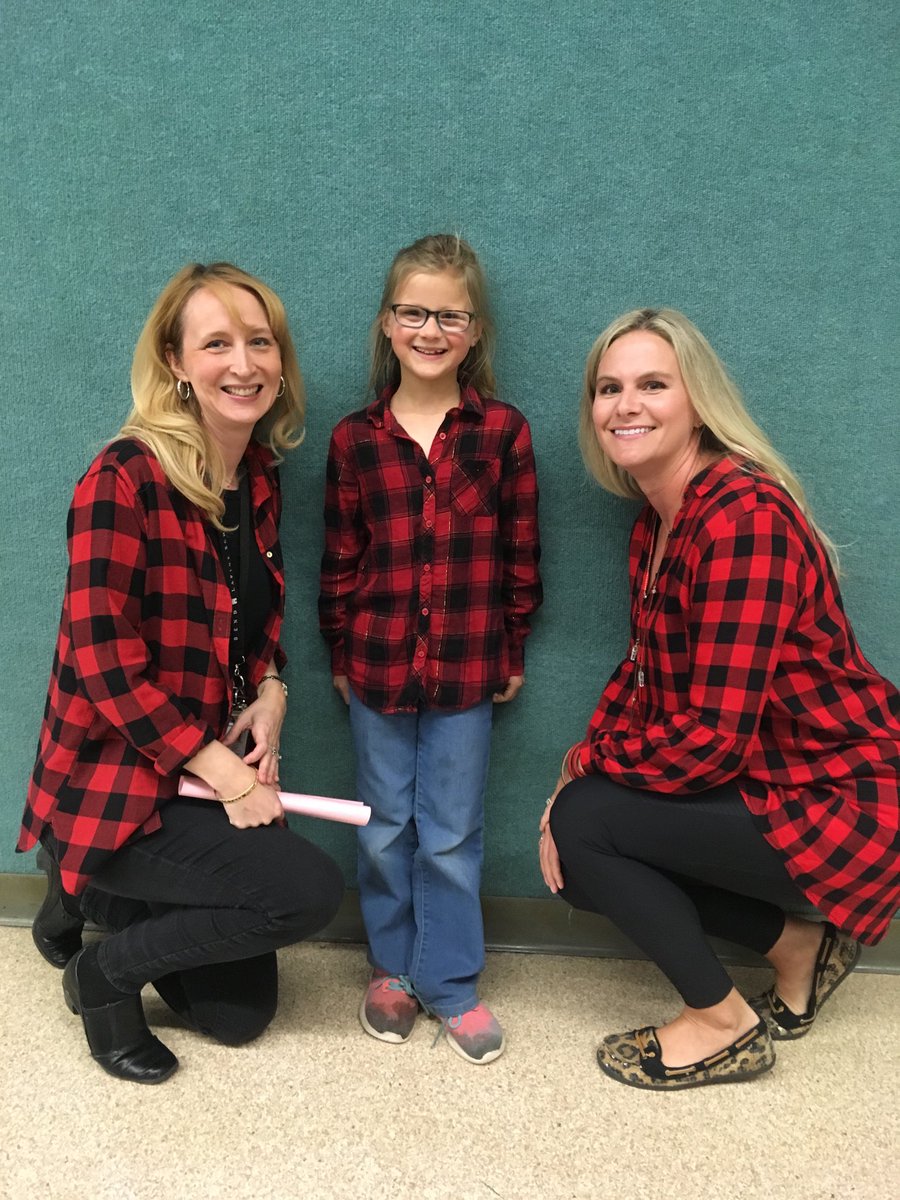 ThreeRiversK8's tweet photo. Funny how some people have the same idea of what to wear... 😍 #flannelplaid https://t.co/ae7VK4432S