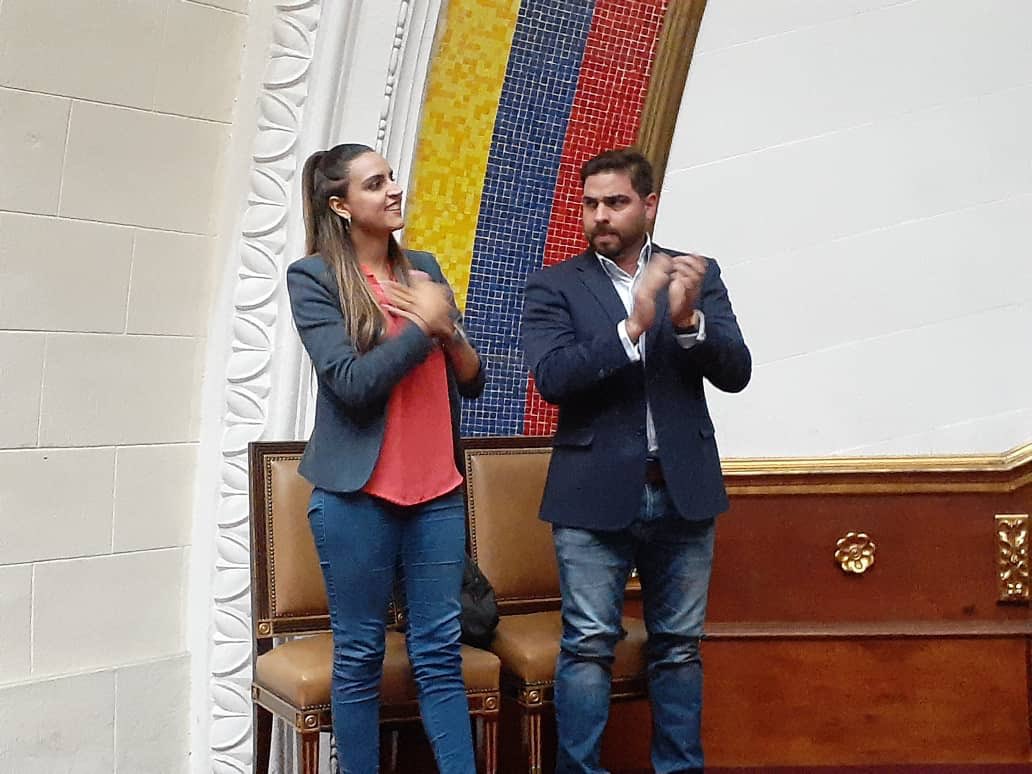 AsambleaVE's tweet photo. En la #SesiónAN hoy presente la hija del Primer Vice presidente de la #AsambleaVE @edgarzambranoad.

Seguimos exigiendo justicia ante la arbitrariedad del régimen usurpador frente a su secuestro. #AgendaAN https://t.co/ls7mKhwYju