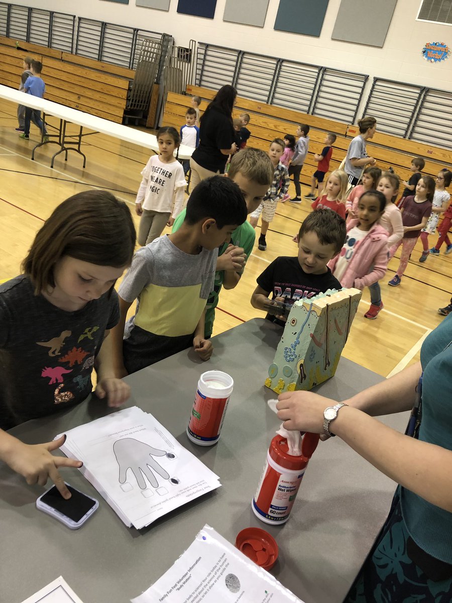 AES_MrsHolmes's tweet photo. Learning about the amazing human body at our Health Fair with  @Science_Central Stations about the skin, bones, lungs, and more! @AESPanthers 🖐🏼💀🧠👁👂🏼❤️ https://t.co/Cccbeta9Pf
