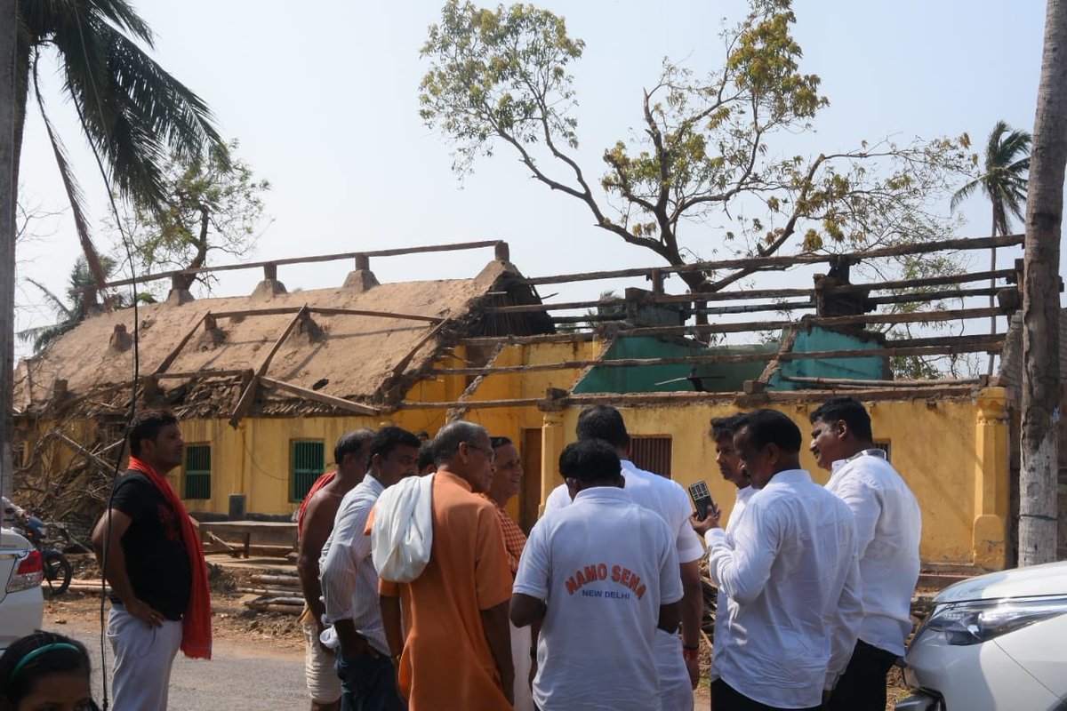 sambitswaraj's tweet image. Held meeting with the Block Development Officer &amp;amp; Tehsildar of Kanas Block in Satyabadi Assembly Constituency of Puri &amp;amp; participated in the relief operation in #CycloneFaniAftermath
