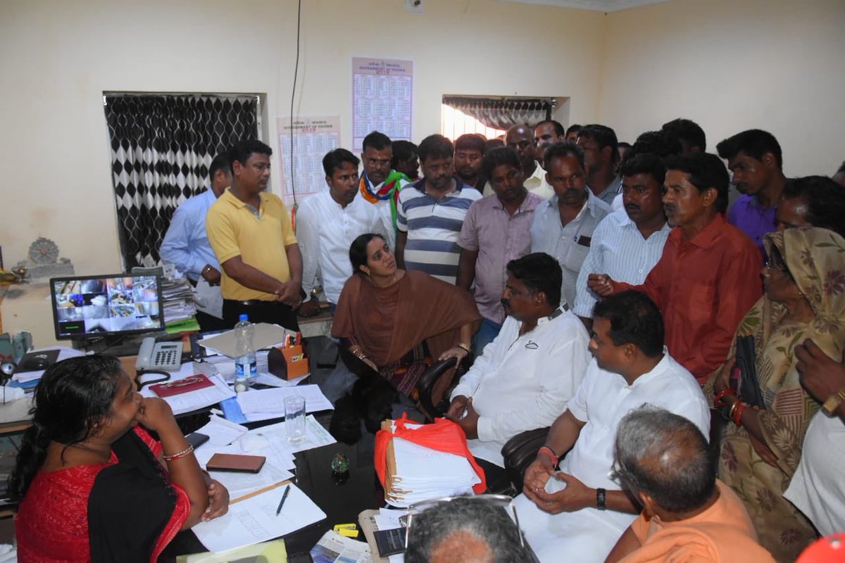 sambitswaraj's tweet image. Held meeting with the Block Development Officer &amp;amp; Tehsildar of Kanas Block in Satyabadi Assembly Constituency of Puri &amp;amp; participated in the relief operation in #CycloneFaniAftermath