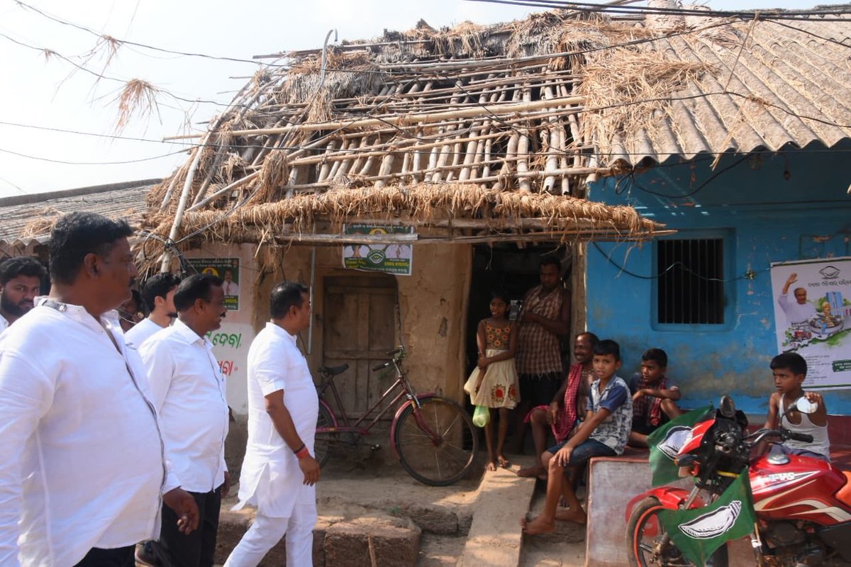 sambitswaraj's tweet image. Held meeting with the Block Development Officer &amp;amp; Tehsildar of Kanas Block in Satyabadi Assembly Constituency of Puri &amp;amp; participated in the relief operation in #CycloneFaniAftermath