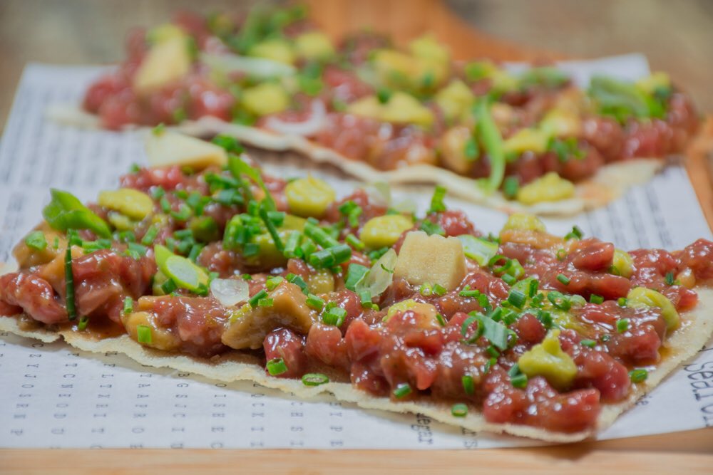 Ya tenemos carta nueva de primera/verano en La Gastro!!! 
•
•
Steak tartar con aguacate 🥑 servido en pan fino de Cerdeña. 
•
•
#lagastro #lagastrodechema #restaurantedetapas #cocinadeautor #cocinafusion #chemasoler #tapasgourmet #tapasmadrid #steaktartare #aguacate