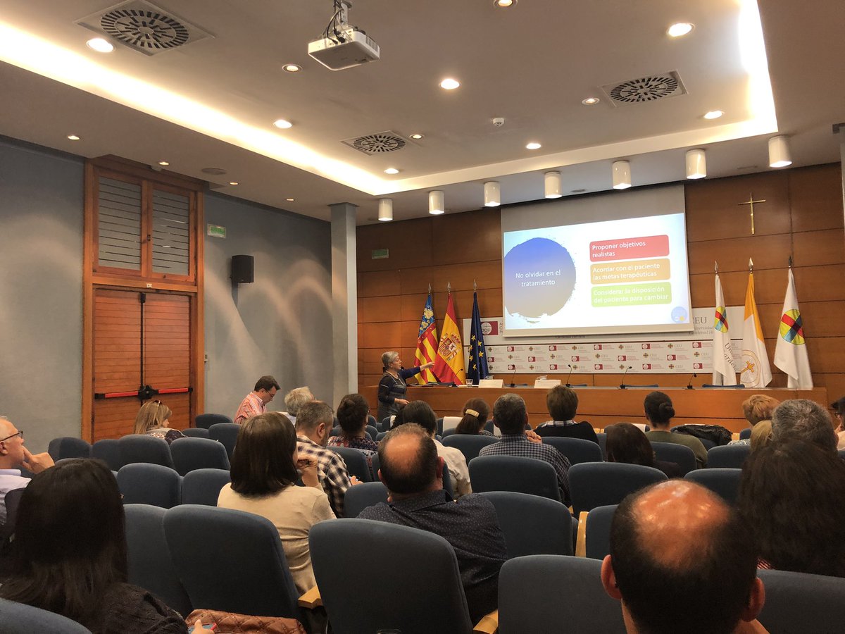 CatedraDolor's tweet photo. Agradecer su participación en la primera jornada interactiva de dolor para médicos de atención primaria a la Dra. Rosa González, que nos ha hablado del #dolor generalizado. https://t.co/ISBbUcw8z4