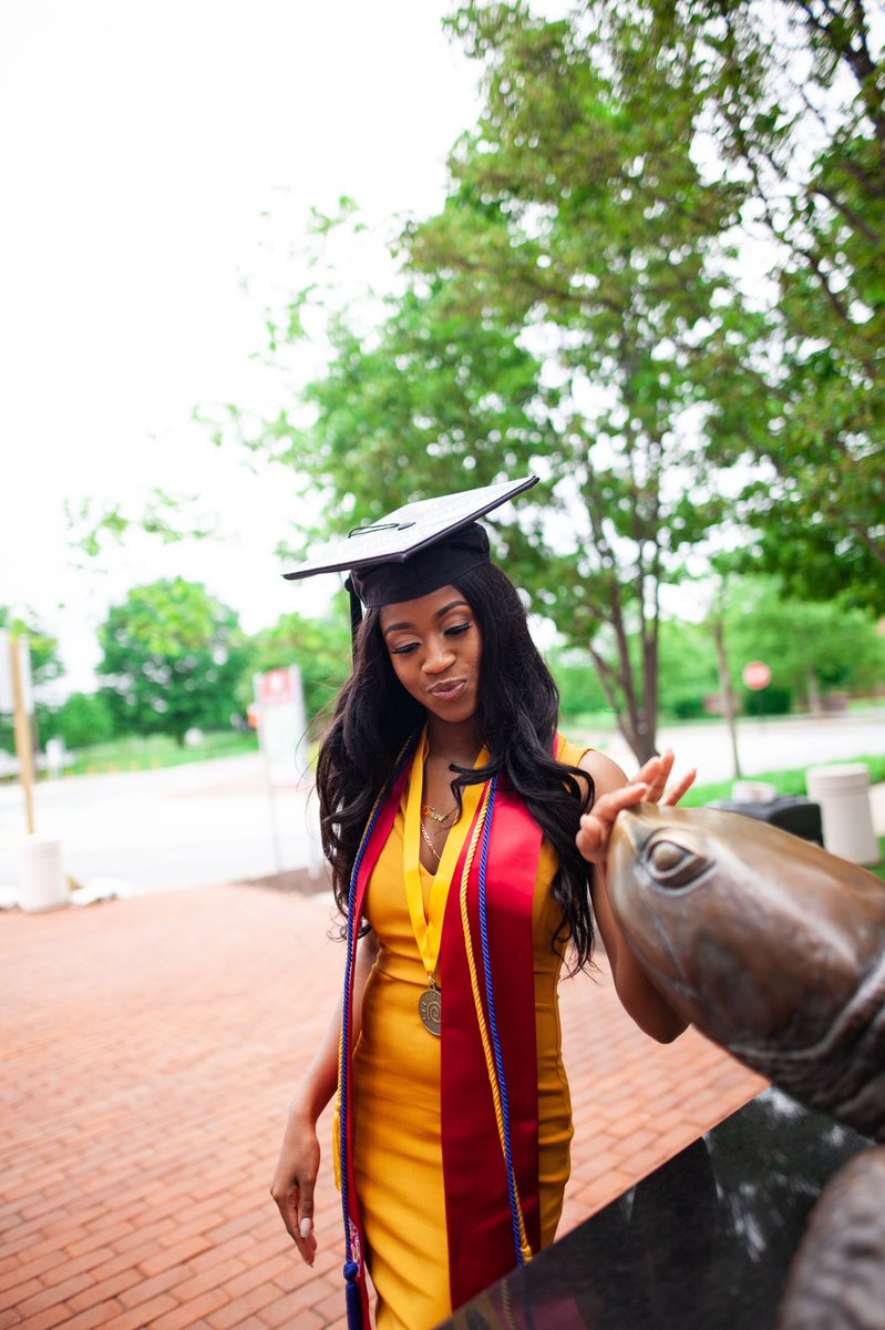 manibyorker's tweet image. Rubbing on Testudo’s nose for a lil good luck 🍀✨ #8Days #GradSzn #BlackGrad #UMDGrad @Call_Me_Igee