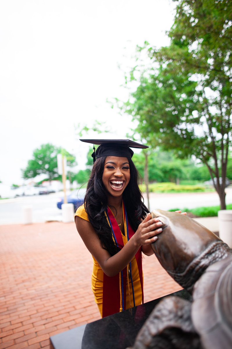manibyorker's tweet image. Rubbing on Testudo’s nose for a lil good luck 🍀✨ #8Days #GradSzn #BlackGrad #UMDGrad @Call_Me_Igee