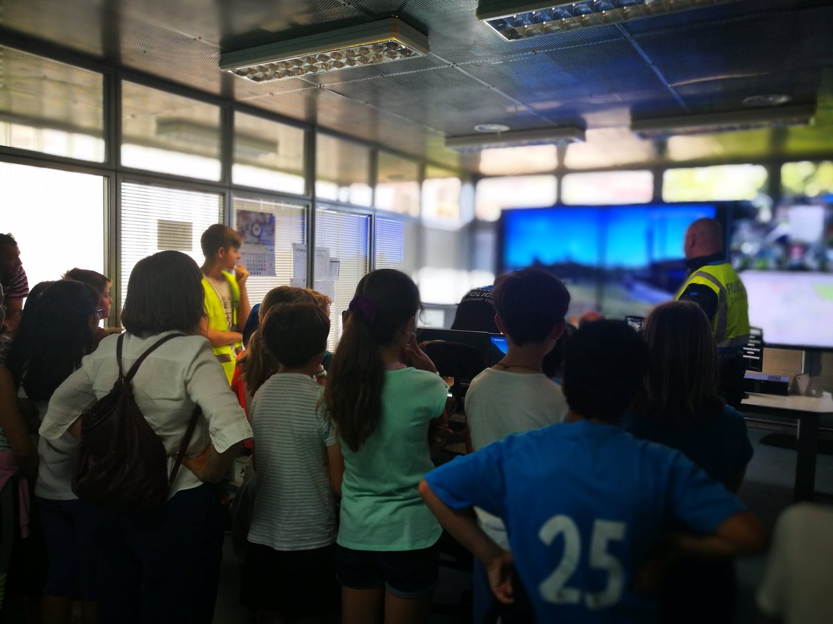 ACEColmenar's tweet photo. Está vez acompañamos a los niños del #CEIPFuentesanta de #ColmenarViejo a las instalaciones de la @PoliciaColmenar. 
#Servimos a Eugenio, nuestro agente tutor, y a los niños en el camino y durante la visita.
#Ayudandonossentimosbien #APS
#Aprendizajeservicio https://t.co/BurPu6WyHa
