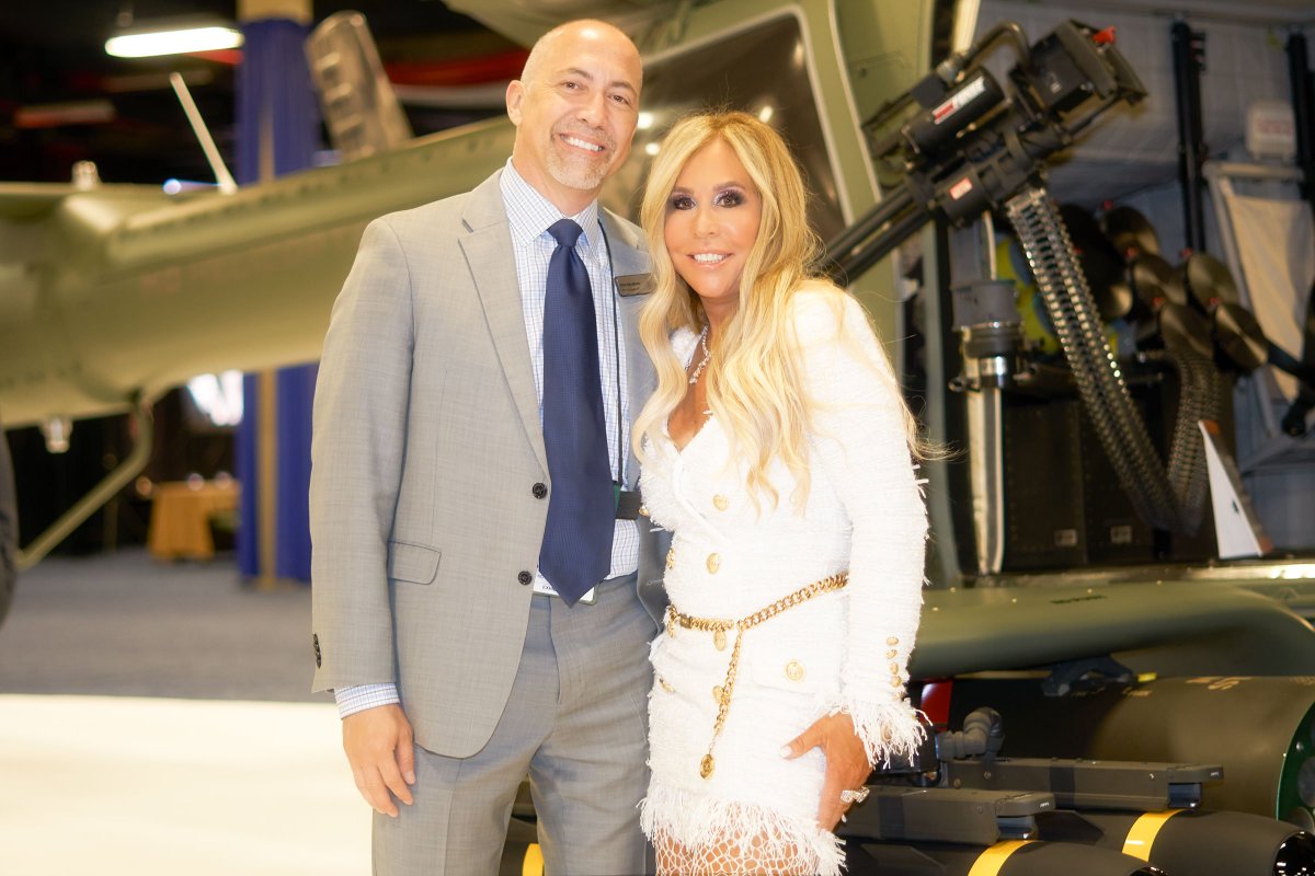 AnjaYoungLee's tweet photo. When love of company binds you.  MDHelicopters #MD969 #AAAA https://t.co/DpiW2dkciJ