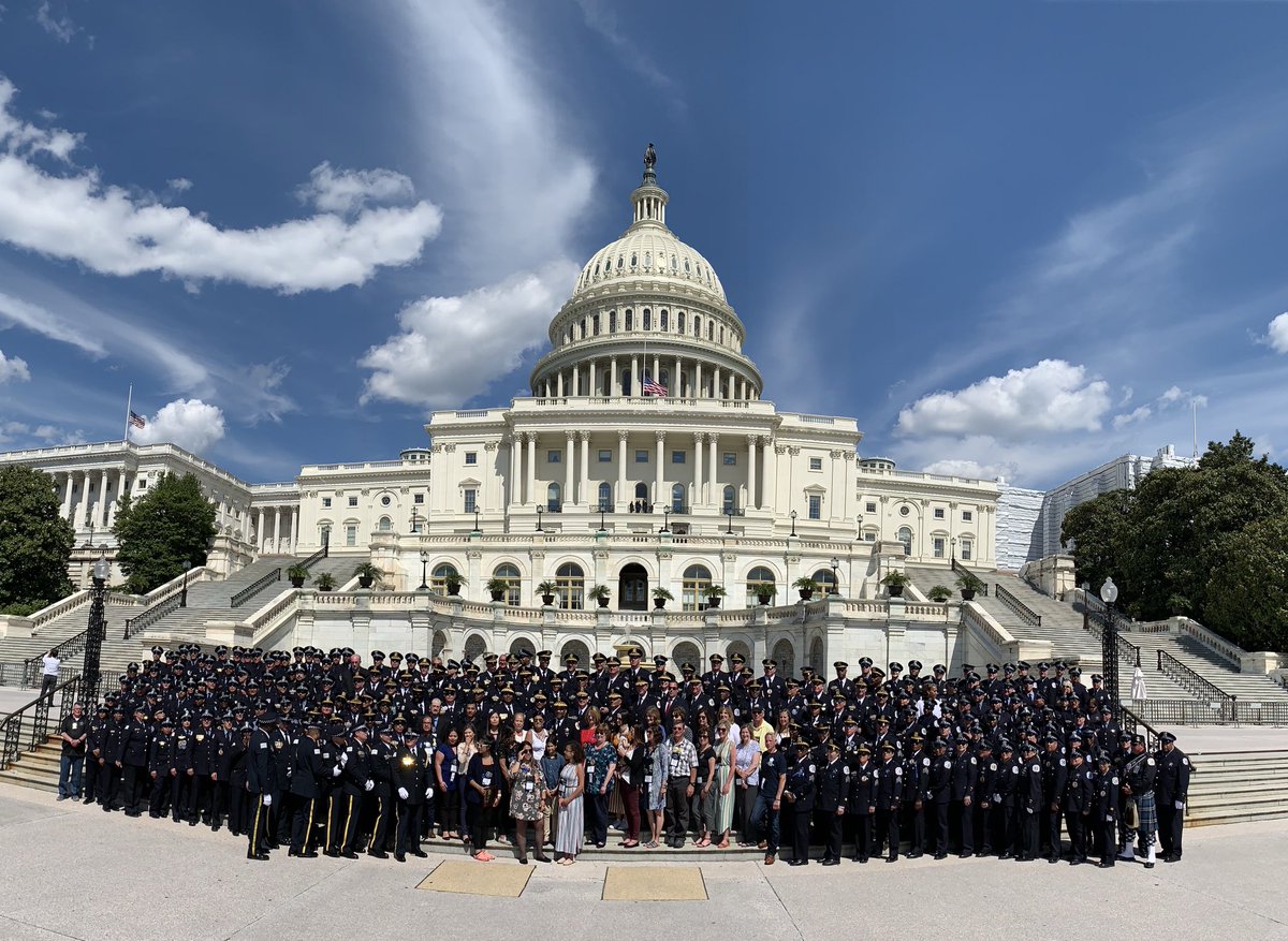 Chicago_Police's tweet photo. Chicago Police members gather for a group photo at the steps of the United States Capitol Building at the conclusion of the Thirty-Eighth Annual National Peace Officers’ Memorial Service. #PoliceWeek #CPDMedia #ChicagoPolice #NeverForget https://t.co/buoogN47gW