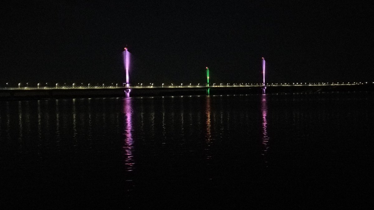 This year they lit up all three towers! @merseygateway looks beautiful in pink and green tonight to raise awareness of #HuntingtonsDisease

#LightItUp4HD @HDA_tweeting #CureHD