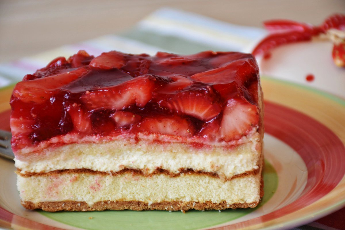 Delicious sponge cake with strawberries