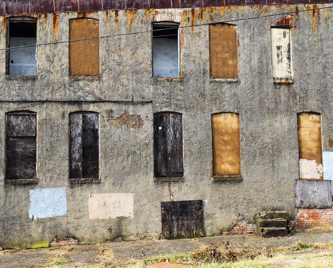 _undergrad's tweet image. Abandoned buildings and Boarded windows is a part of Baltimore's melancholy beauty. 
📸@charmcityquirk
