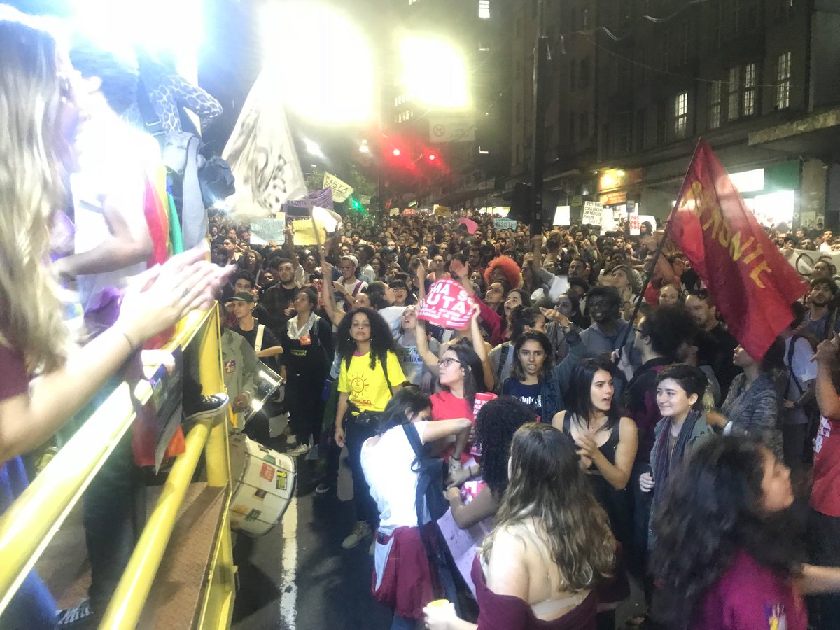 PatComunello's tweet photo. “Nossa luta é todo dia #educação não é mercadoria” grita a galera em #Portoalegre. “Balbúrdia é o #Bolsonaro @ufrgsnoticias @JC_RS @planalto https://t.co/HC2PDxt0Hs