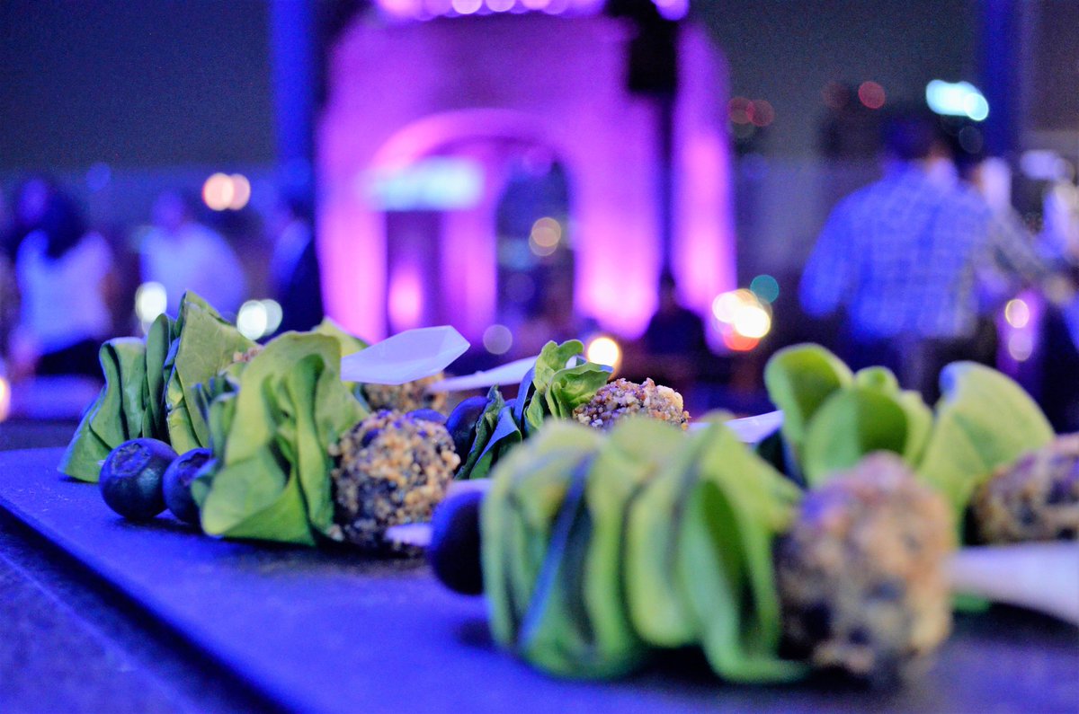 Deliciosa ensalada de espinacas frescas con frutos rojos.

#Canapé #celebración #Eventos #ensalada #frutosrojos
