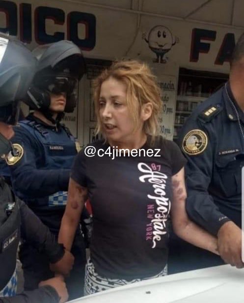 c4jimenez's tweet photo. DETENIDA ACUSADA de TIRAR el CADAVER de un HOMBRE ENCOBIJADO
Se llama Lesly
Agentes de @PGJDF_CDMX y @SSP_CDMX la atraparon
Está acusada de MATAR, llevar en su camioneta y tirar así a este hombre en @TuAlcaldiaGAM 
En brazos y manos, tiene huellas de q peleó con él.
VENDIA DROGA https://t.co/jFwSacdk5z