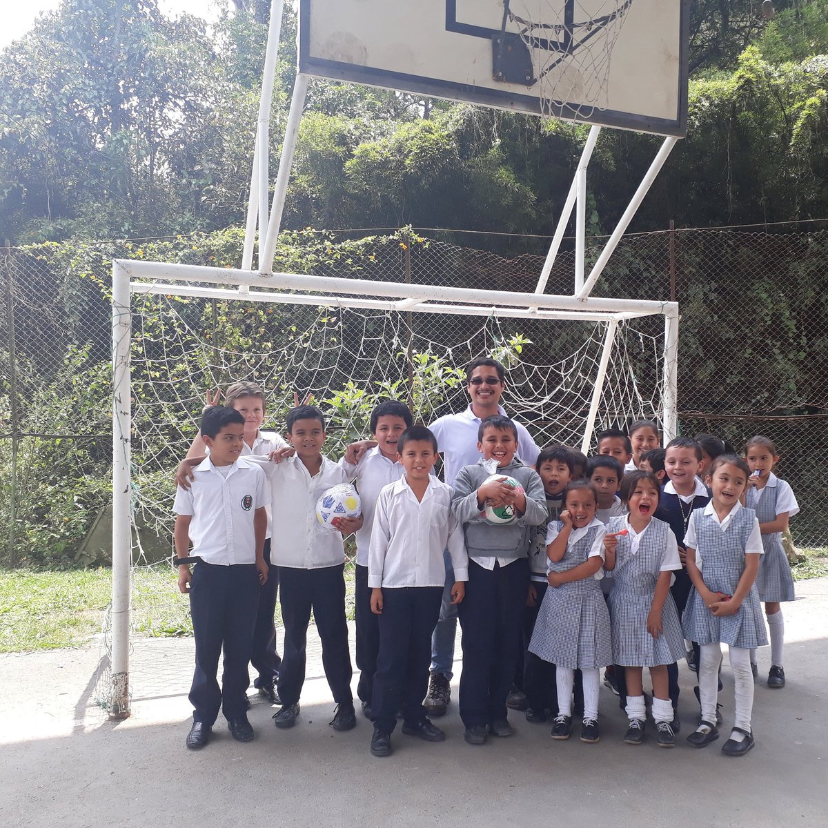 MatizPadilla's tweet photo. Ser docente es aceptar un compromiso con la sociedad, es despertar conciencia y transformación social.
Ayer, hoy y siempre Profesor. Saludos a mis colegas, maestros y maestras. ¡Feliz día! https://t.co/1zFXkG5xHa