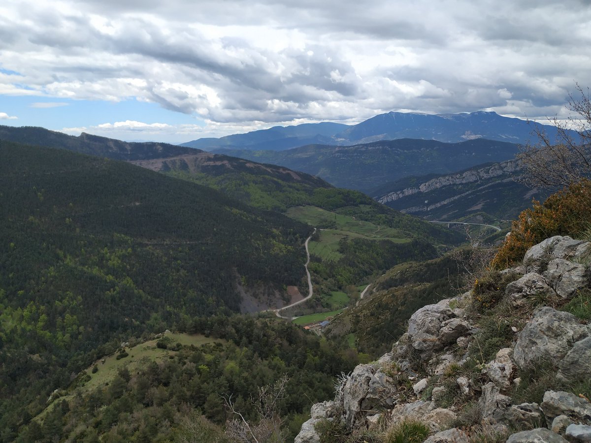 passatmesrecent's tweet photo. ⛰️ Vam poder recórrer pel tradicional camí ral que creueva el Moixeró per un dels seus punts febles, el Coll de Jou, passant pel peu de l'espectacular Roca Sança.
🧭 Un espai de memòria del peregrinatge amb un munt de creus que estem estudiant.
#GdB19 #Bagà #GuardiolaDeBerguedà https://t.co/fhuPhP6ERT