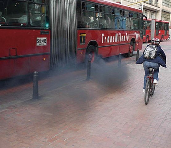 Cristian_Vivas's tweet photo. @idubogota @TransMilenio ¿El peñalosismo quiere envenenar a los ciclistas de Bogotá? 🚌💨😷
Ellos prefieren envenenar a los ciudadanos y destruir la ciudad, con tal de vender buses 🤷‍♂️ https://t.co/1LQsORU7Y7