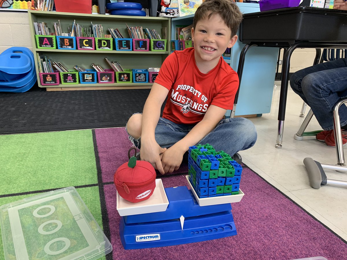 MissLeurer's tweet photo. This friend used the balance scale to weigh the Appletters (filled with letter tiles). He measured (and counted) to 122 cubes! #gradeonefun #math https://t.co/rOjpb2djuq