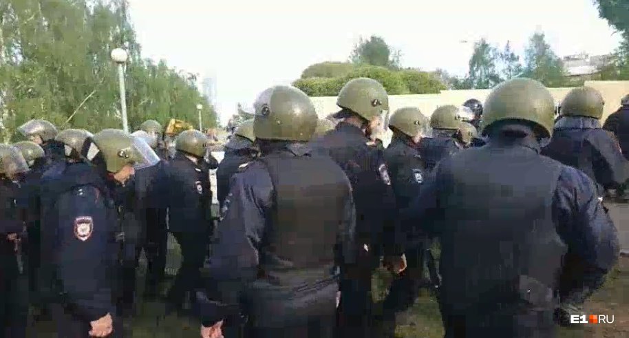 #Омон из городов #Челябинск и #НижнийТагил приехал в #Екатеринбург. Хороший повод тем, кто за #сквер в этих двух городах. Из солидарности #РПЦ #храм #Скверныйхрам #екб