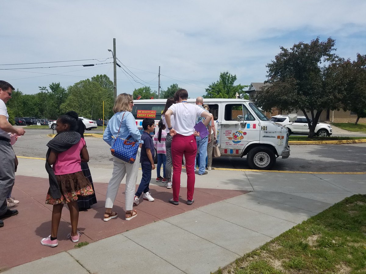 TinaSDuvall's tweet photo. Lead to Read end of the year ice cream party @kcpublicschools @KCPS_Garfield with their reading buddies! #KCPSallin #kcpsrocks #BestDayEver #WeLoveOurKids #lovinlife #VolunteersMakeADifference https://t.co/AZ5RphyyZi