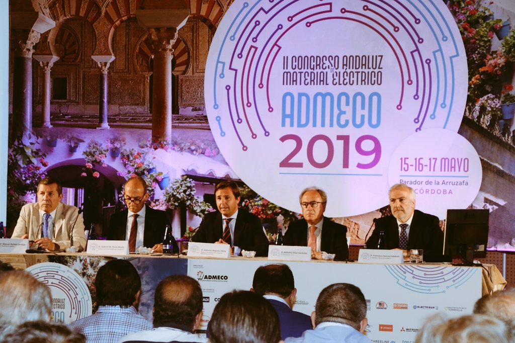 arepullomilla's tweet photo. ♻️La energía lo rodea todo, por lo que es nuestro deber apoyar al sector del material eléctrico, con quienes he tenido el placer de inaugurar su II Congreso Andaluz #ADMECO https://t.co/WvHDQLASXZ