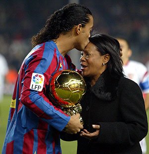 COF_FIUNA's tweet photo. Porque ella es nuestra primer hincha incondicional, la que sabe cómo pateamos desde antes de nacer. 

Desde el #COF felicitamos a todas las madres en su día, en especial a las madres de FIUNA y con especial afecto a las que derrochan pasión por el fútbol en el COF 😁⚽❤👩‍👧‍👦 https://t.co/V7mPTZlT06