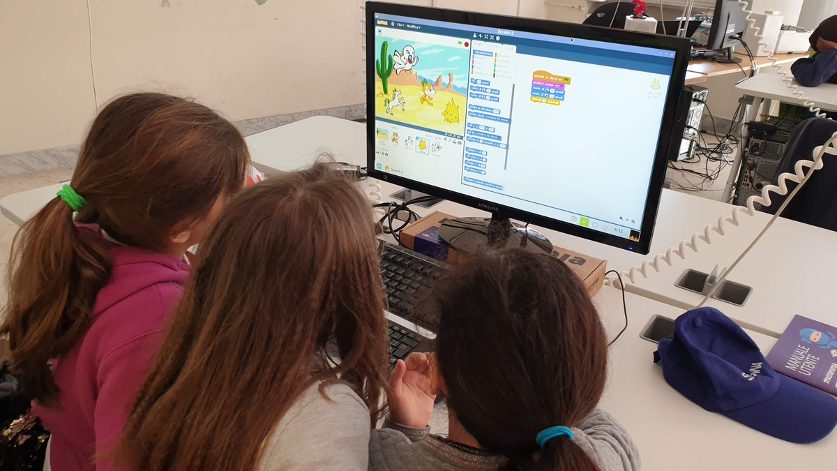 fmdigitale's tweet photo. "Con gli #studenti abbiamo scoperto cosa sono le #app e perché sono importanti. Ci siamo incuriositi fino a imparare come programmare per diventarne noi i creatori" @marcobro88 formatore @fmdigitale per #ShareSchool @OlivettiOnline con #microninja @gdt62 @EttoreSpigno https://t.co/9rsrizCDJU