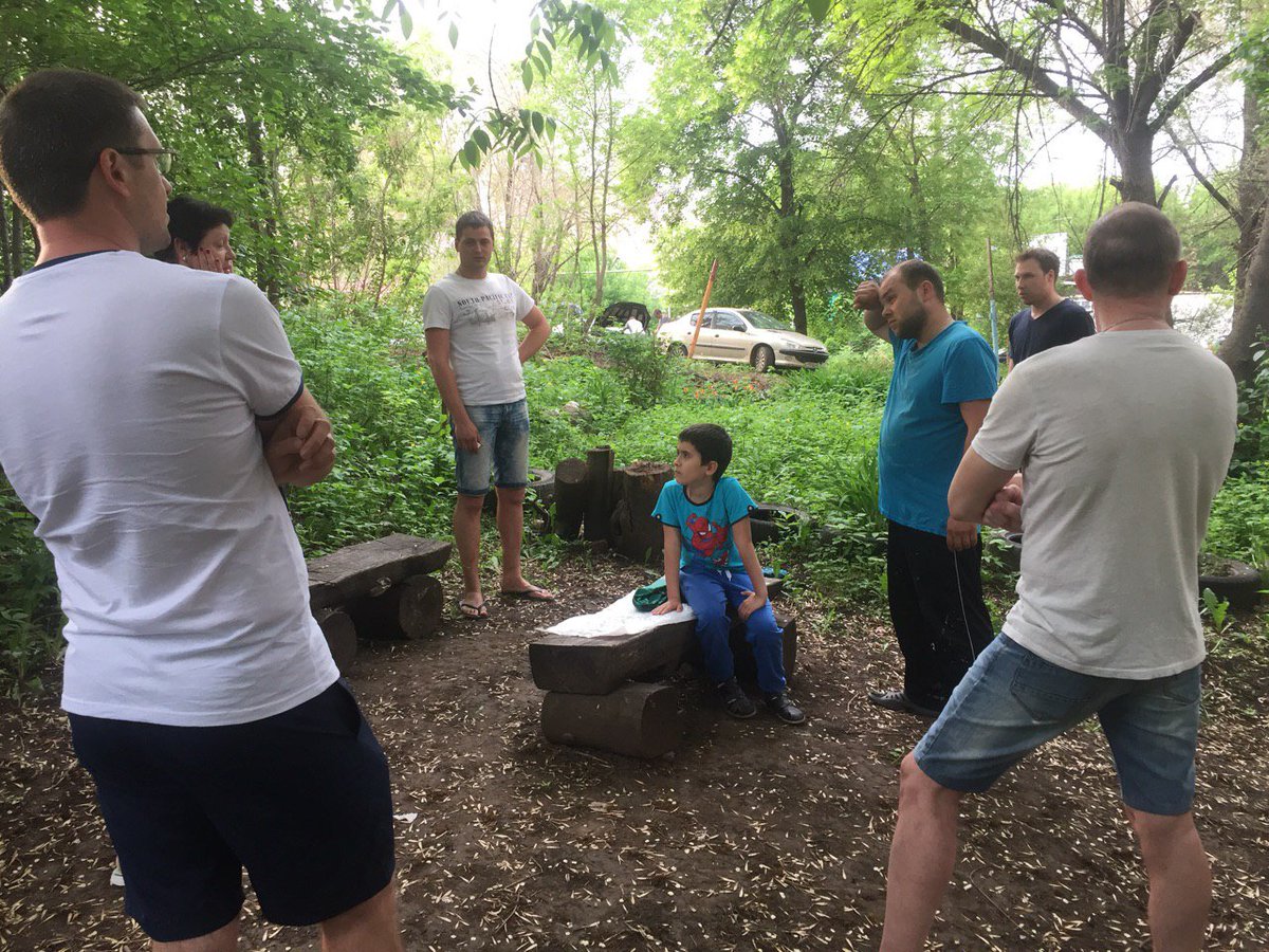 В неформальной обстановке провел встречу с жильцами по адресу Печёрская 139. Люди планируют установить видео фиксацию двора. Это позволит нам победить <закладчиков наркотиков> -  безопасный город. Так же разъяснил юридические моменты по благоустройству дворовой территории дома.