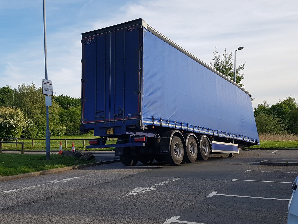 TibshelfSNT's tweet photo. Avoid using the Newtonwood Lane entrance to Tibshelf services northbound, a Jack knifed trailer is blocking the entrance. Recovery services have been notified. https://t.co/BreHiq131V