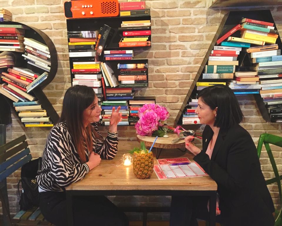 santannafarma's tweet photo. In attesa delle foto ufficiali, ecco qualche momento del bellissimo pomeriggio tra donne trascorso ieri al Freadom Book and Music Bistrot in occasione dell'unico Speed Date sulla bellezza @LieracParis di #santannafarmacie. 🌸🍹💄

#BeautyDate #santannafarmacie https://t.co/rxDr6N4a3i
