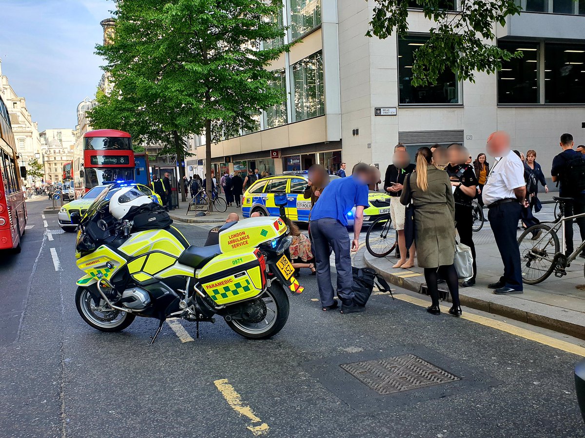CityPoliceCops's tweet image. #CityRPU have been on scene at a collision involving pedal cycles at #Cheapside. Fortunately it looks like no one will have any long lasting injuries.