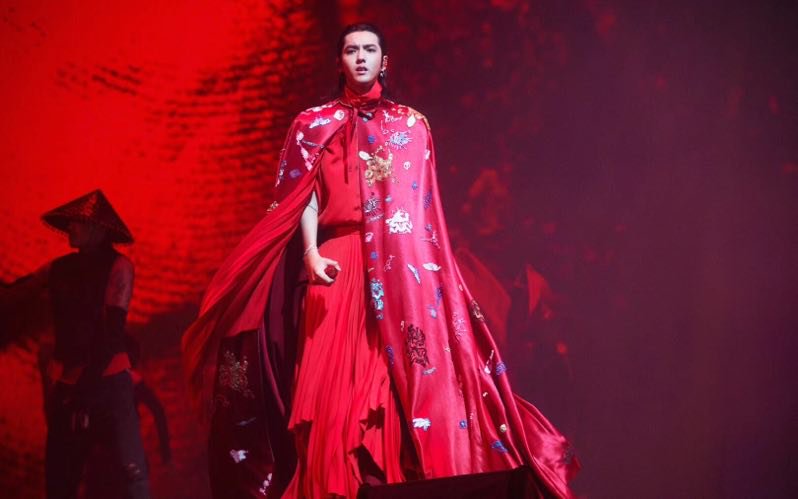 VivienneTam's tweet photo. #VTcelebs | Singer &amp; Actor @KrisWu 吳亦凡 performing at the Alive Tour ft. specially  custom VIVIENNE TAM Red Dragon Cape in Beijing!!! ♥️♥️♥️

#VIVIENNETAM #KrisWu #AliveTour  #dragon https://t.co/GcIhJm1kP8