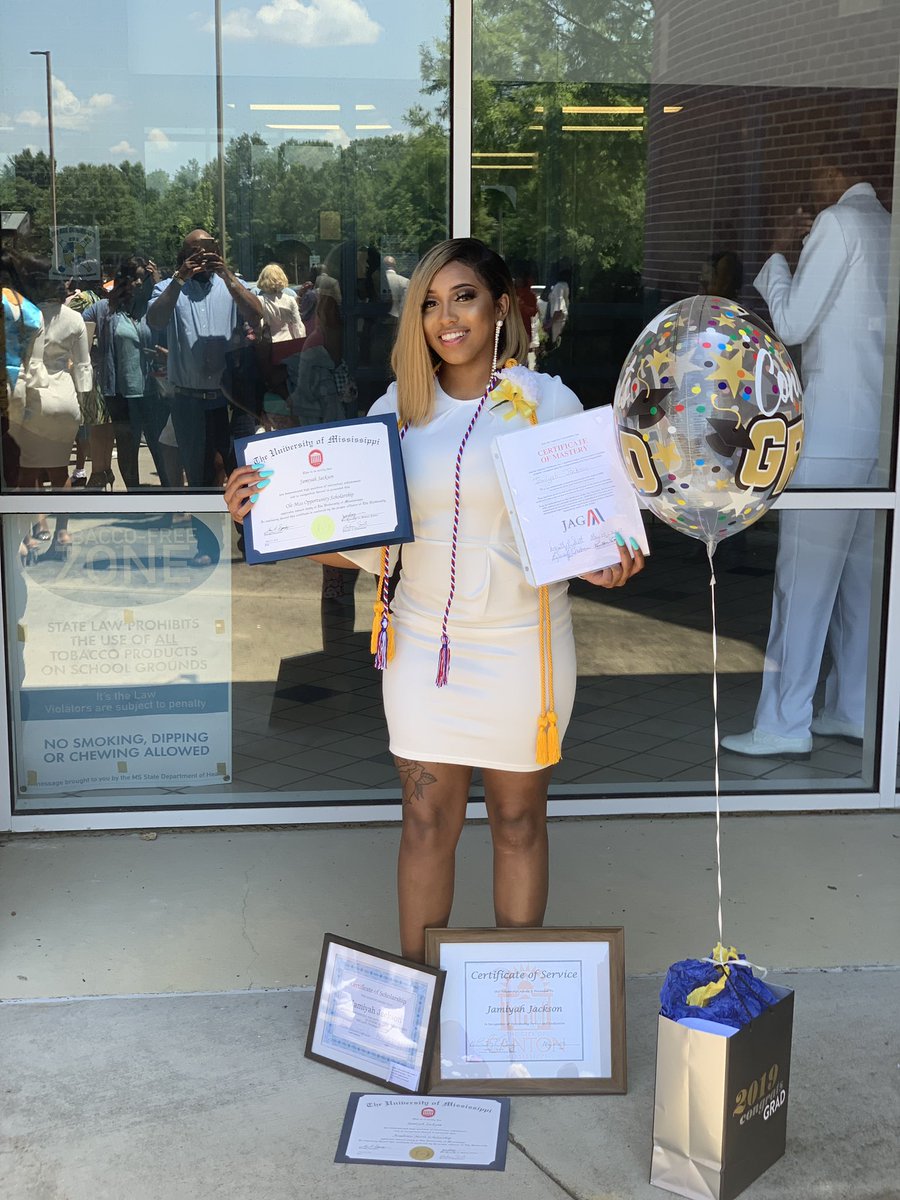 _beautyBrat's tweet photo. graduating wit honors (3.0 gpa or above)
JMG 
academic merit scholarship 
outstanding service and dedication scholarship 
FULL RIDE to OLE MISS❤️💙
i did that!!! 🎓🎉‼️💪  
this only the beginning ! https://t.co/cLgXbGhtjb