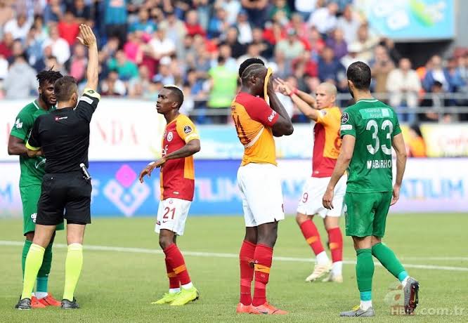 Caykur_RizeAS's tweet photo. Hakemlerimin hiç birine kefil olmam.
Ama Serkan Çınar a hiç olmam.
Tüm telefon ve Haberleşme kayıtları başta olmak üzere banka hesapları da incelenmeli fetö bağı araştırılmalıdır.

#SerkanCınarYargılansın https://t.co/9sQ7160sR3