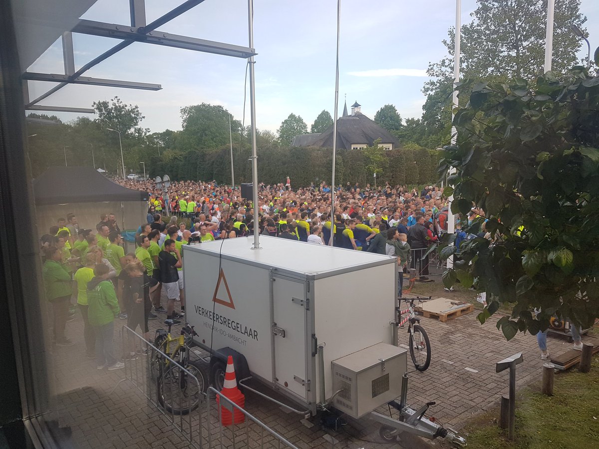 VerkeerHIA's tweet photo. Alle ruim 3000 deelnemers van de #verkerkloop zijn vertrokken. 40 verkeersregelaars en 10 eerste hulpverleners zorgen voor de veiligheid van de deelnemers https://t.co/GHD1Fh1hCu
