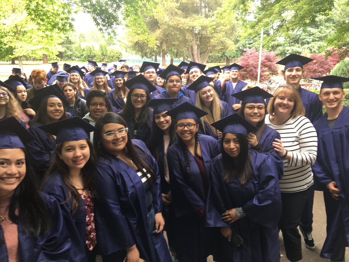 Canby_Principal's tweet photo. ๐ธ Senior March at Lee ES! Thank you students and staff. So much fun! Go Class of 2019! #CHSClassof2019 https://t.co/z9R6S73pV6