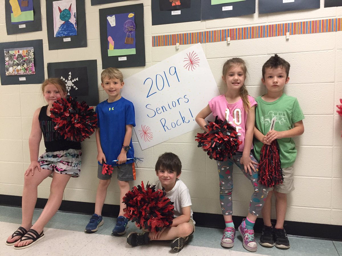 CEKinders's tweet photo. Senior walk 2019!  #gratsseniors @CentralCabotpK4 https://t.co/yZ5YuahMFa