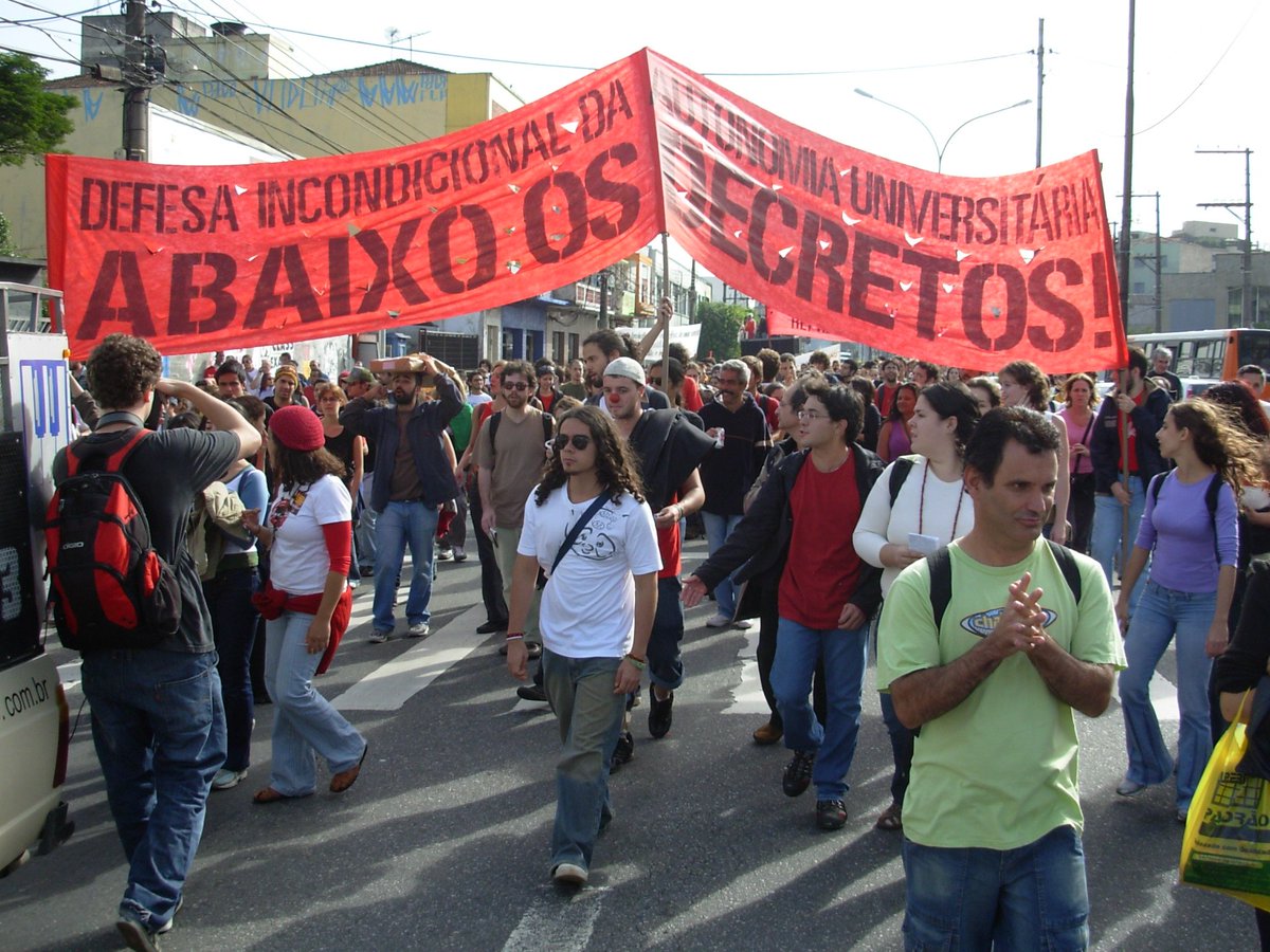 Perguntam os minions:ONDE TAVA A ESQUERDA RECLAMANDO DE EDUCAÇÃO NA ÉPOCA DO PT? 
O fio que segue responde!

2007 - Greves em universidades públicas -ocupação da reitoria da USP contra cortes estaduais na Educação   
2008 - Começa a luta pela manutenção do piso de professores (+)