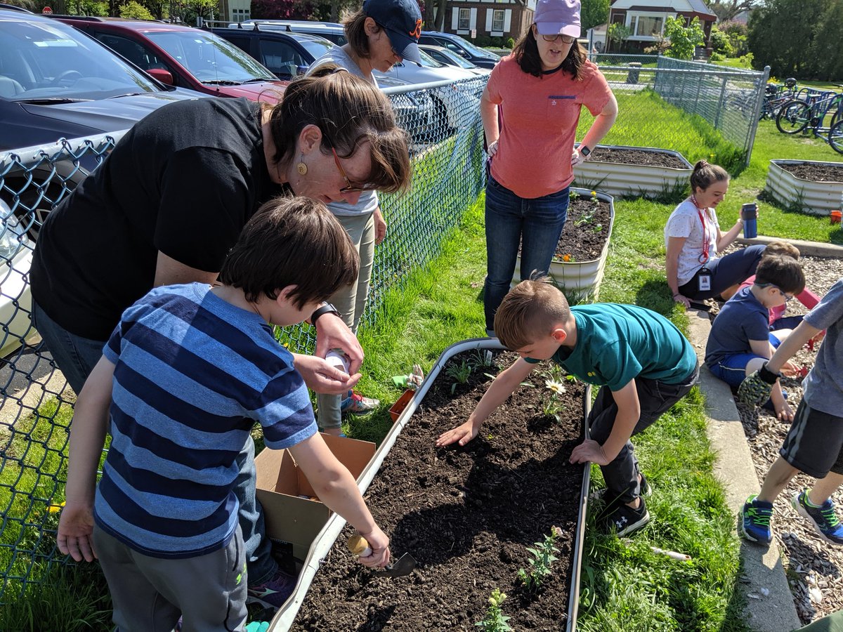 RooseveltD64's tweet photo. Kindergarten planting day!
#EngageD64 #D64smiles https://t.co/kzoqw6mXQA