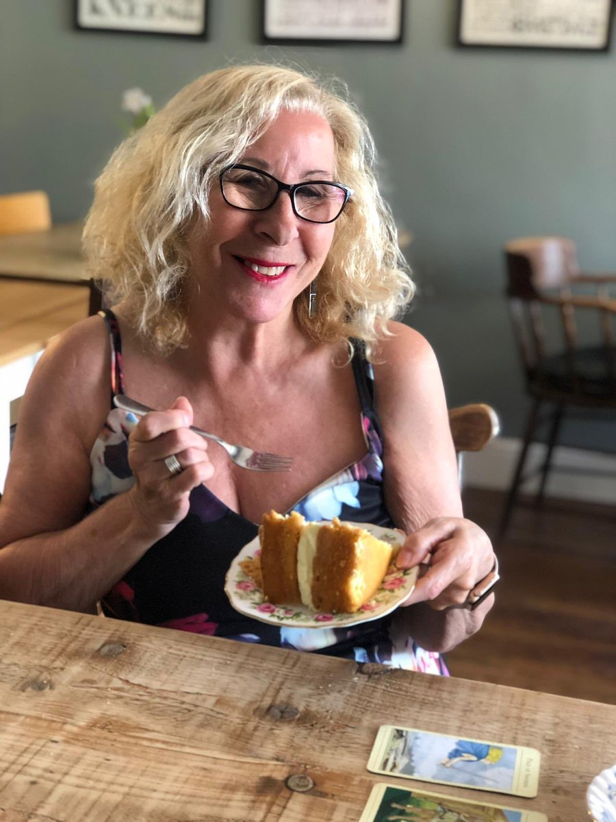 angelathompson5's tweet photo. Cake #victoriasponge with apricot jam was delicious #fancybakery https://t.co/EBiy1upHHz