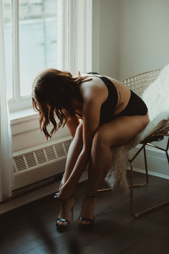 aiota's tweet photo. There's just something about a woman putting on shoes that is so damn sexy!⠀
.⁣⠀
.⁣⠀
.⁣⠀⠀
#aiotaphoto #boudoirvancouver #womancrushwednesday #boudoirinspiration https://t.co/0pNwnRjE1H