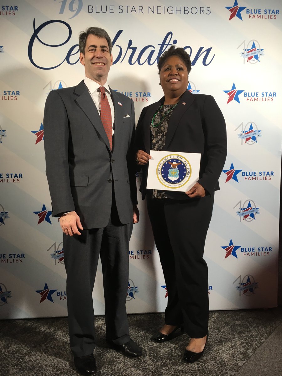 CohenClinicESDC's tweet photo. Our Clinic Director, @drtracywalden, and @ESealsDCMDVA President and CEO, Jon Horowitch, attended @BlueStarFamily Neighbors Celebration last night. It was a great night celebrating #military families and their awesome #BlueStarNeighbors! #BSFCelebration https://t.co/7SPU00I5LH