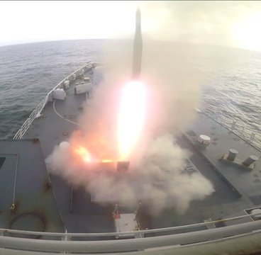 kon_marine's tweet image. De raketlancering van Zr.Ms. De Ruyter tijdens de internationale oefening #FormidableShield is succesvol geweest. Het fregat traint o.a. gelijktijdige verdediging van het luchtruim als verdediging tegen ballistische dreigingen #NATO #slagkrachtopzee