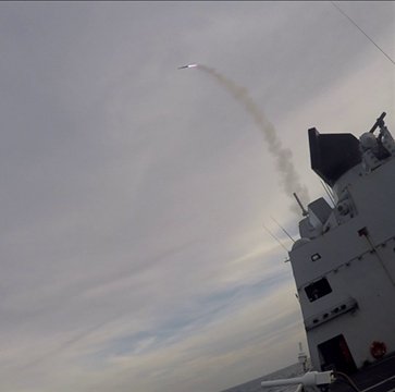 kon_marine's tweet image. De raketlancering van Zr.Ms. De Ruyter tijdens de internationale oefening #FormidableShield is succesvol geweest. Het fregat traint o.a. gelijktijdige verdediging van het luchtruim als verdediging tegen ballistische dreigingen #NATO #slagkrachtopzee
