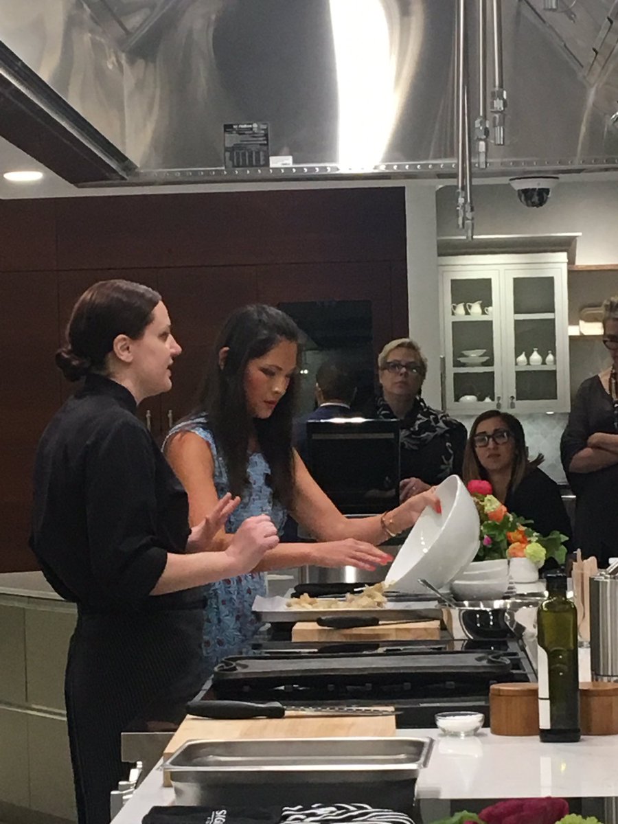 ToniSabStyle's tweet image. In the kitchen.. play by play... #KBTribeChat #designhounds #sksnapaedc #dhsks19