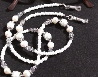 Step in style wearing these very elite and oh so fashionable white pearl beaded eyeglass holder chain. #accessories #eyeglasschain #holderforeyeglasses #pearleyeglassholder #pearlsandcrystals #sunglassesandeyewear ecraftclub.com/fresh-water-pe… … via @ecraftclub