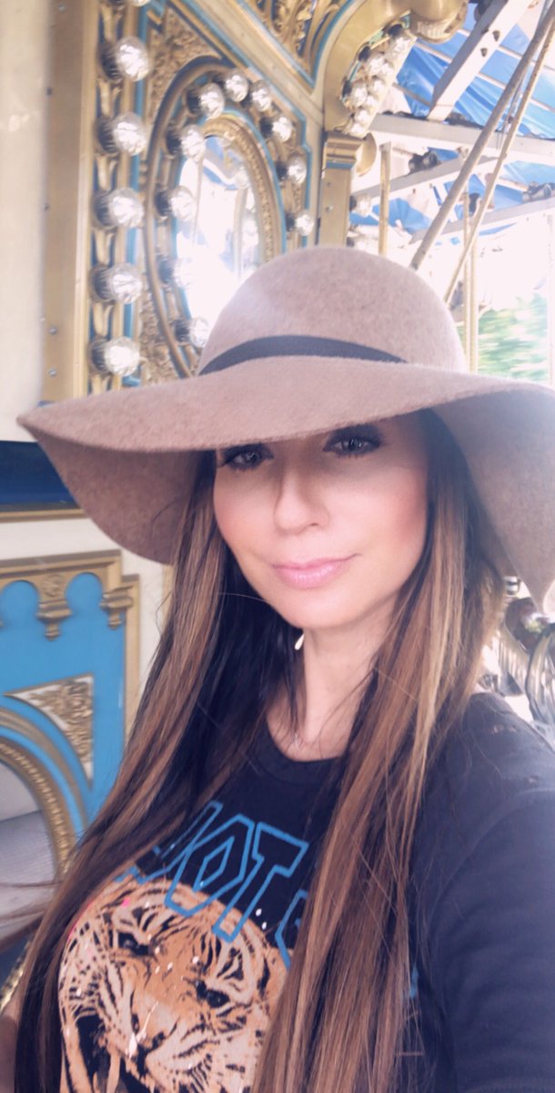 SabrinaFeinTV's tweet photo. Searching for shade... breakout the ๐ฉ, the โ๏ธ is back! #sunsmart #sunsmartstyle #avoidingwrinkles #hathead #hatstyle @WMAR2News https://t.co/AYDAU3Pla7